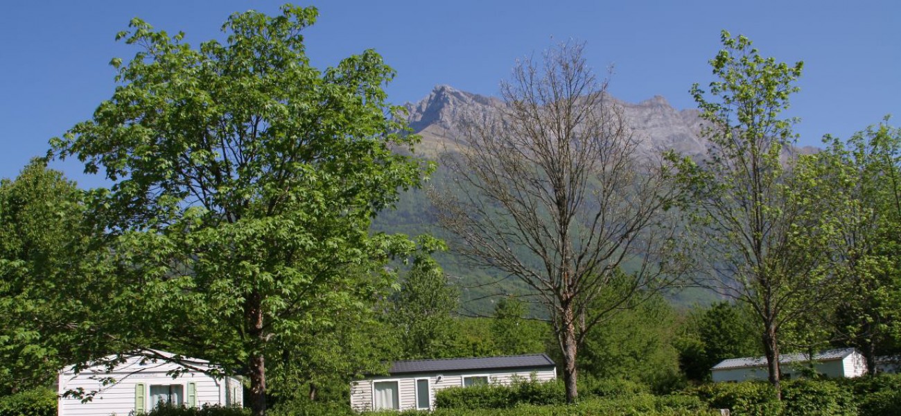 Camping Lac de Carouge - La montagna Arclusaz in Savoia con case mobili