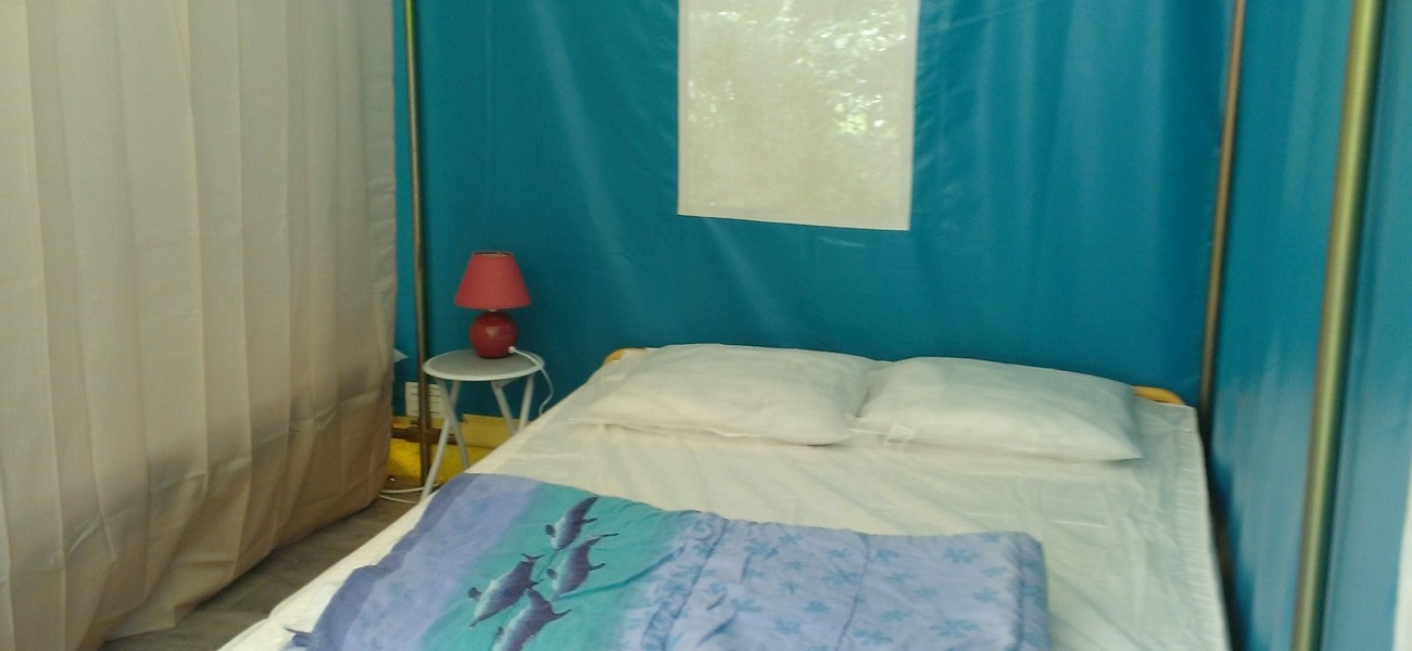 Camera da letto dei genitori in bungalow in tela